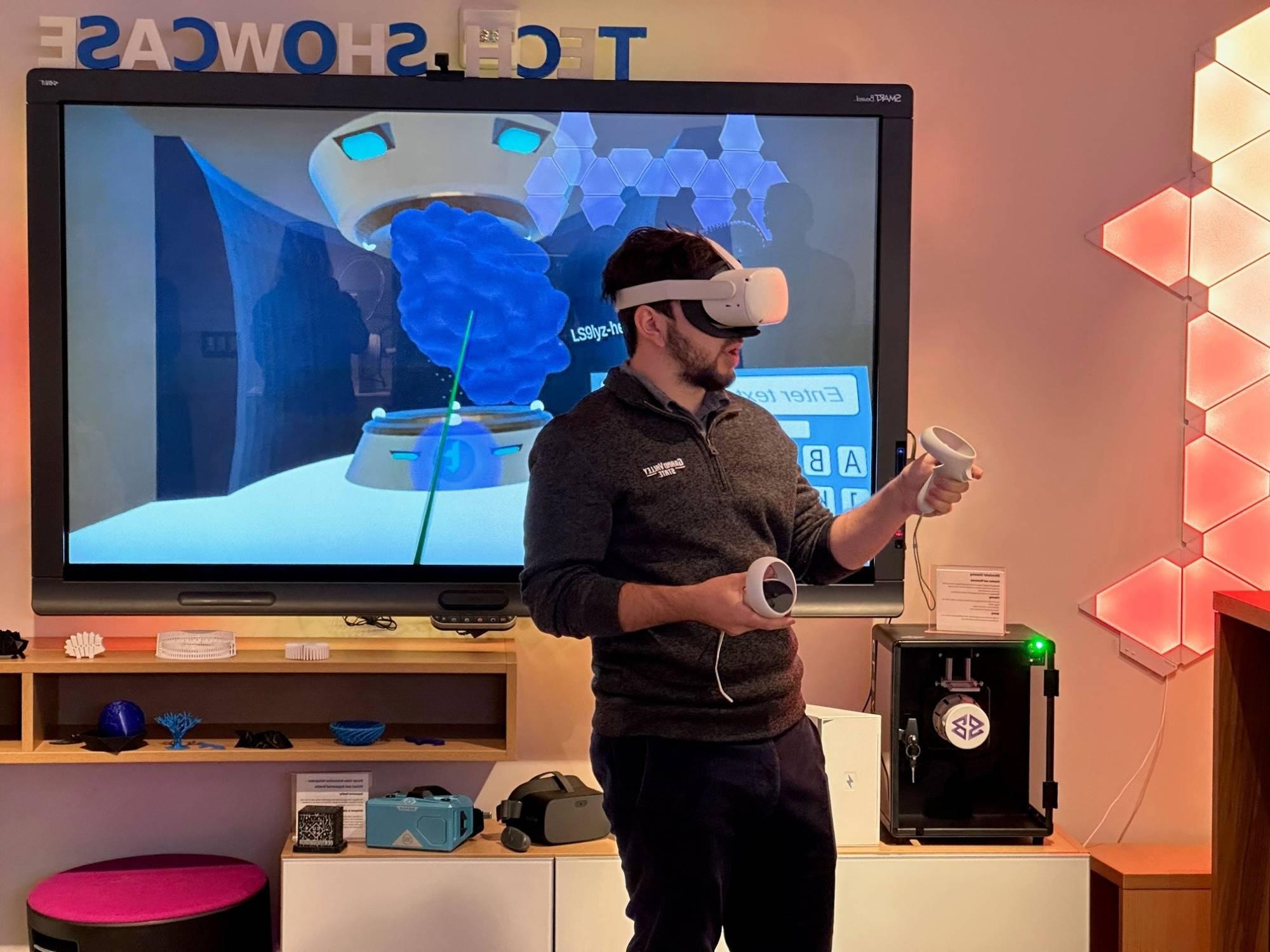 在技术展示会上，戴着VR头显的男子在3D中观看蛋白质分子.